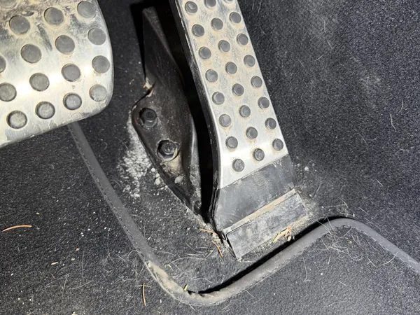 Mercedes G 63 pedals and floor mat before, dusty